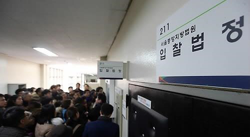11월 법원 경매로 나온 서울 아파트 낙찰가율이 올 들어 최고치를 찍었다. 북적이는 서초동 서울중앙지법 경매법정 입구.<연합뉴스>